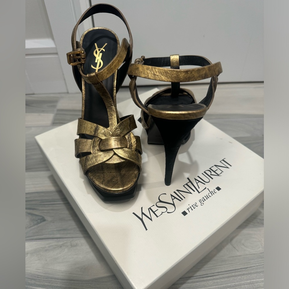 YSL heels in gold and black. Size 38.5.